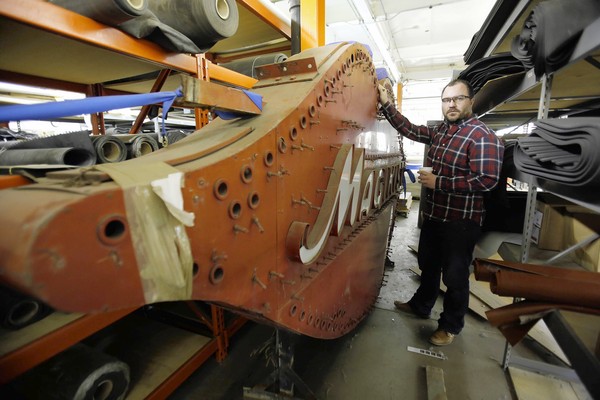 Schmich: Chicago man hopes to breathe new life into iconic Magikist lips